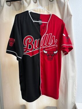 Split-Color Bulls Jersey - Red & Black